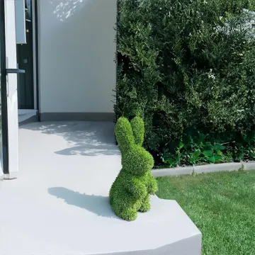 LAPIN synthétique DEBOUT 48 cm sur une terrasse à l'entrée de la maison