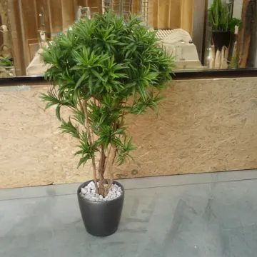 DRACENA artificiel (ou DRACAENA) JAMAICA 145 cm vert en pot dans un atelier