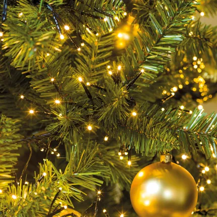 Guirlande électrique LED 10.5 m dans un sapin décoré