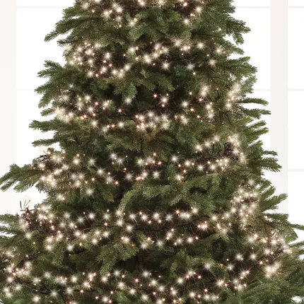 Guirlande électrique LED 10.5 m - dans un sapin