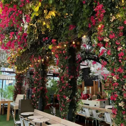 *Branche de BOUGAINVILLEE artificielle 70 cm- en situation sur un plafond d'un restaurant
