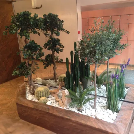 mis en situation dans une allée FICUS artificiel PANDA 140 et 170 cm