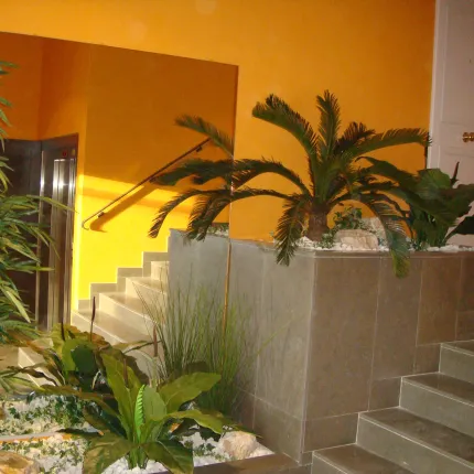 CYCAS artificiel TRONC 90 et 100 cm dans une composition végétale