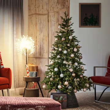 SAPIN artificiel Allison 120 cm à 240 cm en situation dans un salon éclairé