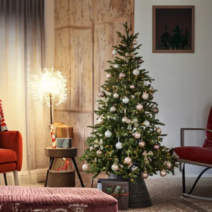 SAPIN artificiel Allison 120 cm à 240 cm en situation dans un salon éclairé