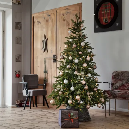 SAPIN artificiel Allison 120 cm à 240 cm en situation dans un salon