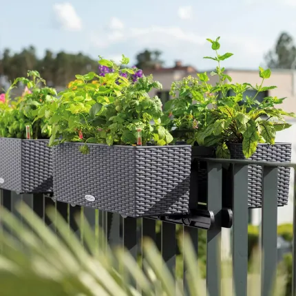 Lechuza Balconera Cottage gris anthracite L 50 cm - accroché sur une balustrade