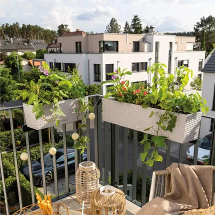 Lechuza Balconera Cottage blanc L  82 cm - sur une balustrade