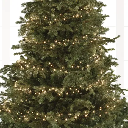 Guirlande lumineuse LED extérieur dans un sapin