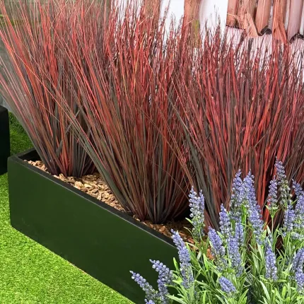 3 Graminées artificielles coloris rouge mises en jardinière