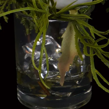 composition rose blanche artificielle dans verrerie 17 cm - détail verrerie