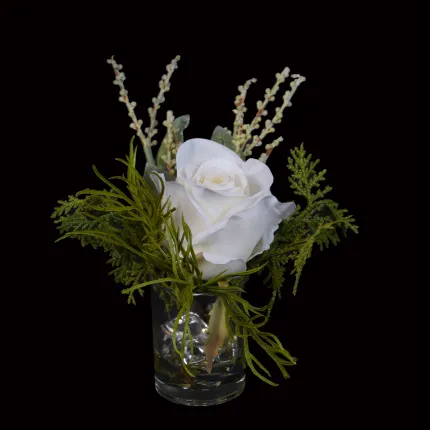 composition rose blanche artificielle dans verrerie 17 cm sur fond