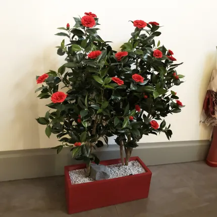 HIBISCUS artificiel 110 cm rouge dans un couloir