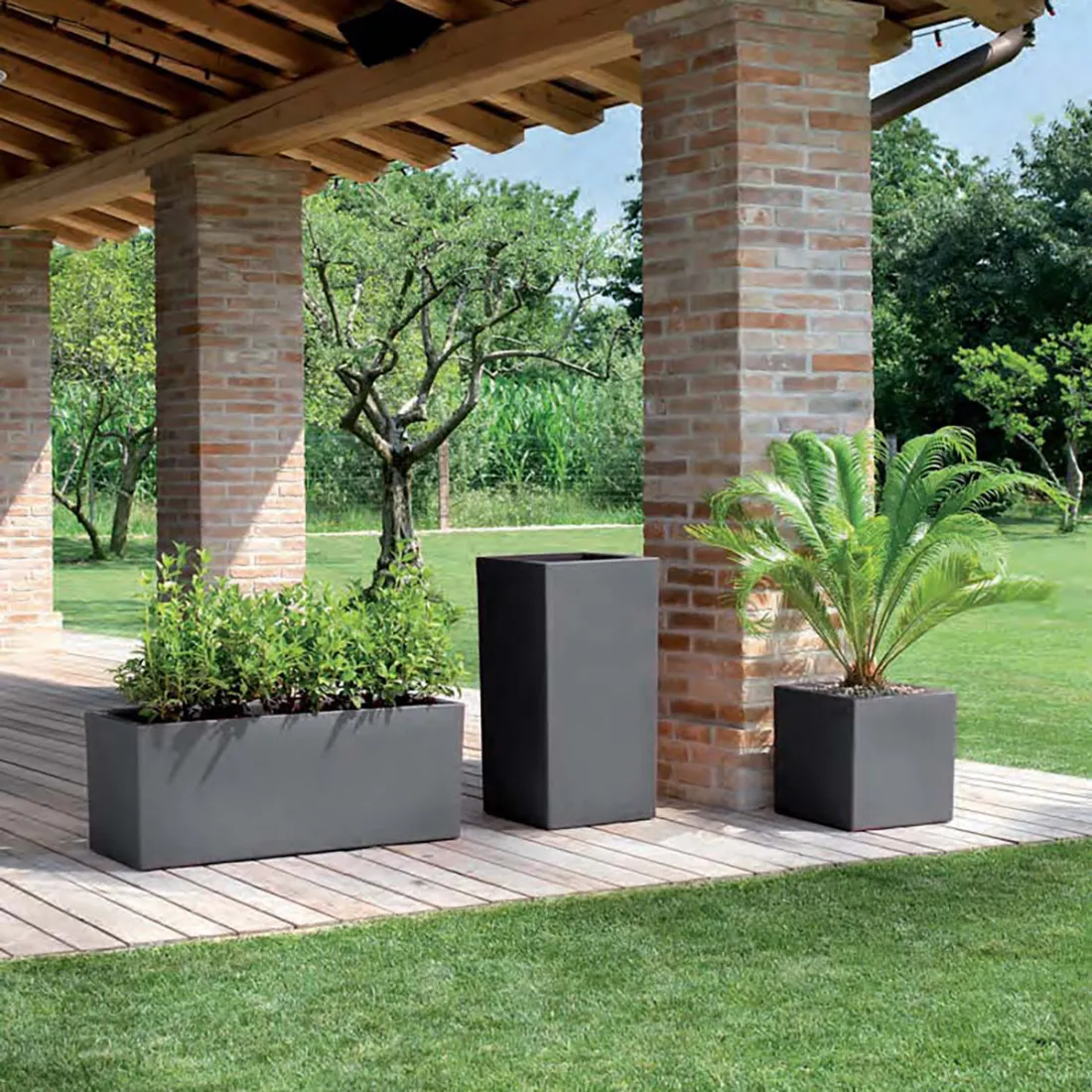 mise  en situation jardinière Strevi cube L 80 et 100 cm H 30 et 40 cm gris anthracite sur terrasse