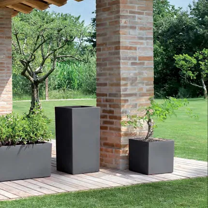 Strevi Cube haut 80 cm gris anthracite - en situation dehors