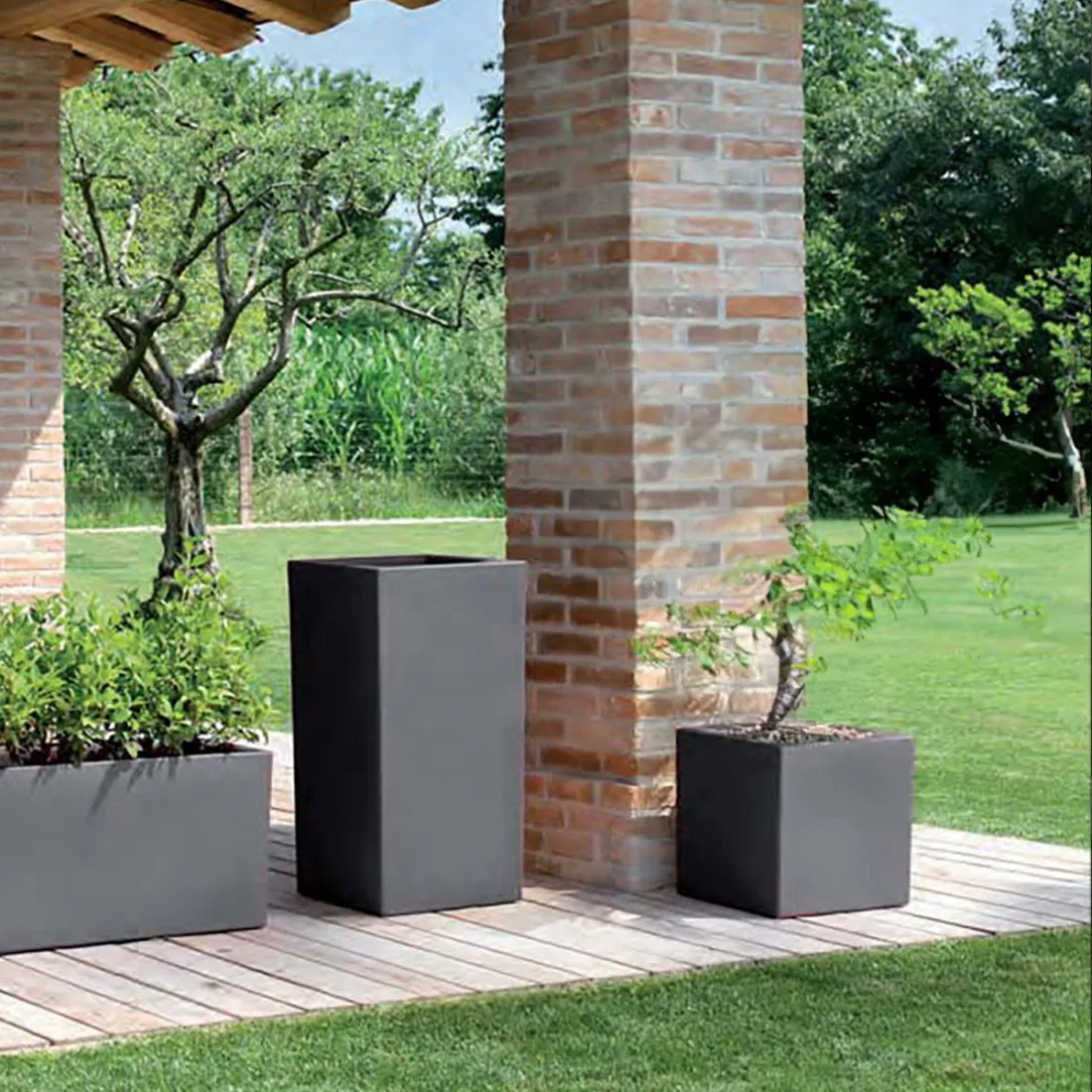 Strevi Cube haut 80 cm gris anthracite - en situation dehors