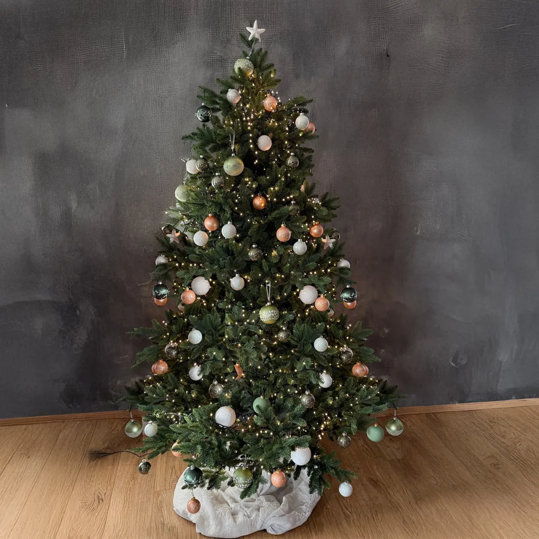 sapin nobilis décoré dans un salon
