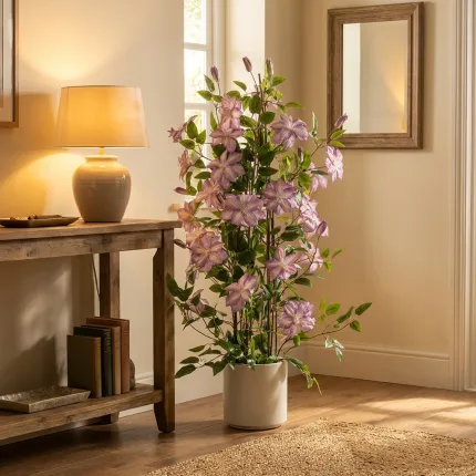 CLEMATITE artificielle 120 cm en pot décoratif en situation dans un hall d'entrée