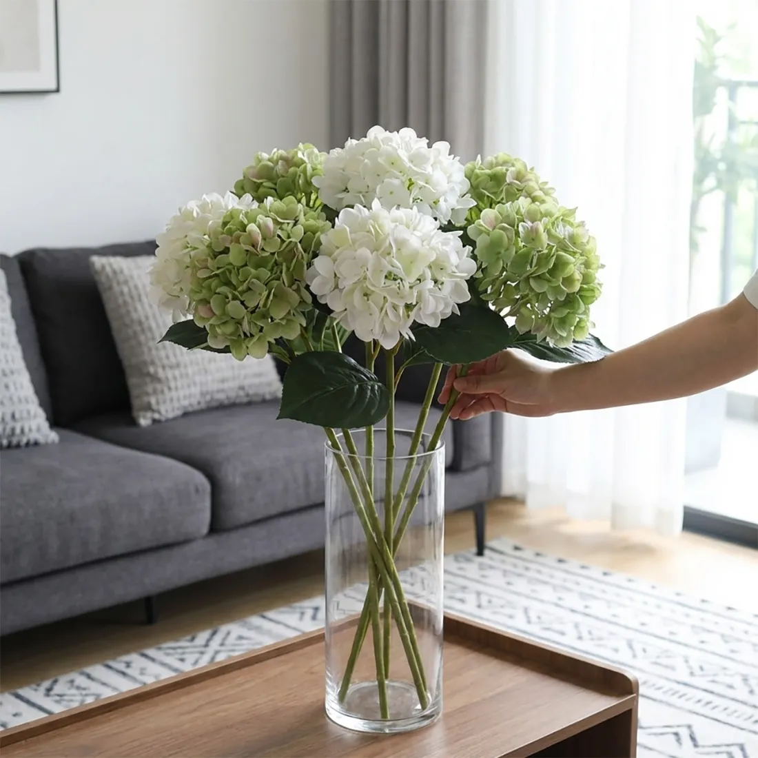 HORTENSIA artificiel 65 cm blanc- en bouquet dans un salon