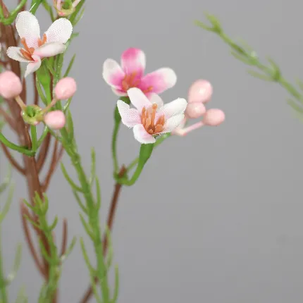 Fausse fleur de cire rose - détail des fleurs