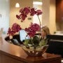 ORCHIDEE artificielle en pot argenté 54 cm - sur banque d'accueil d'un hôtel