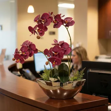 ORCHIDEE artificielle en pot argenté 54 cm - sur banque d'accueil d'un hôtel