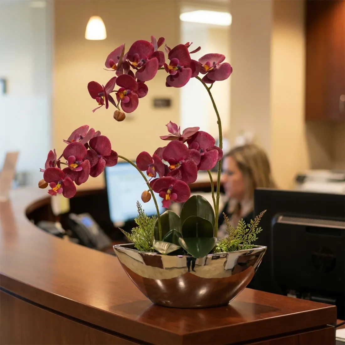 ORCHIDEE artificielle en pot argenté 54 cm - sur banque d'accueil d'un hôtel