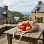 POMME artificielle rouge 8 ou 9 cm - sur une table en Bretagne