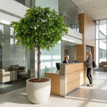 CHENE artificiel 300 cm ANTI FEU - dans un hall d'accueil d'entreprise