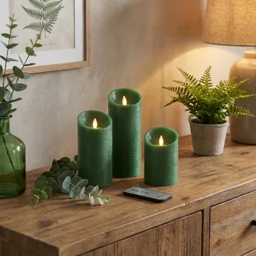 Set de 3 bougies vertes avec LED scintillante et oscillante - mise en situation