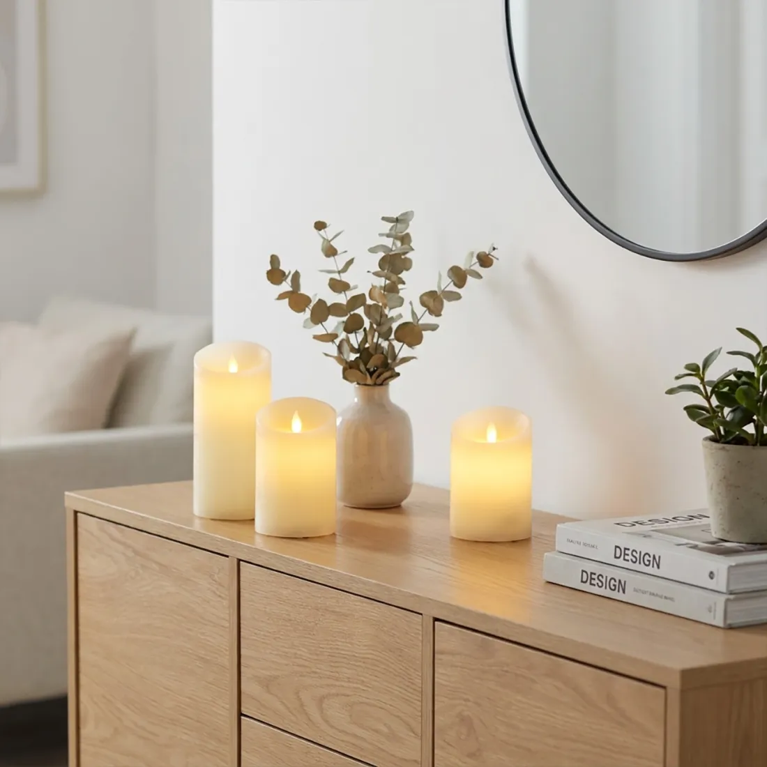 Ensemble de 3 bougies cylindriques blanches flamme LED scintillante et oscillante - Mise en situation dans un salon