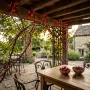 décoration extérieure avec guirlande lumineuse led cerise rouge