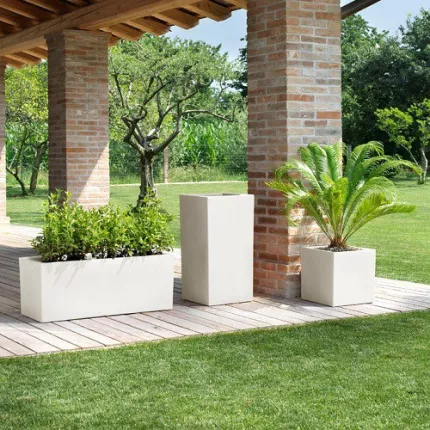 mise  en situation jardinière Strevi cube L 80 et 100 cm H 30 et 40 cm blanc sur terrasse