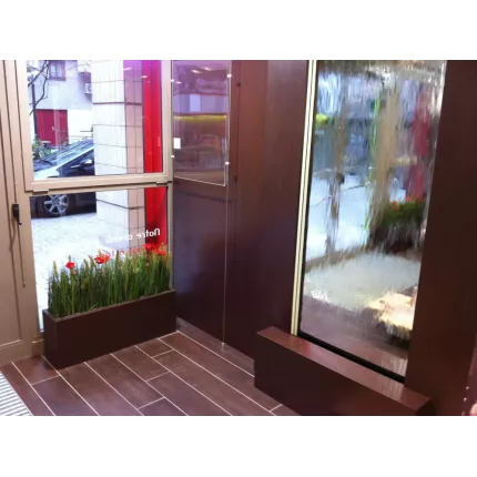 mise en situation   HERBE artificielle FOXTAIL 90 cm dans un commerce