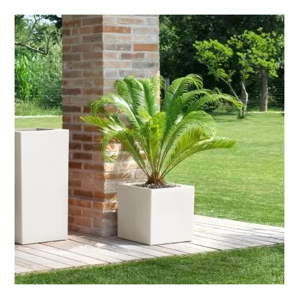 mise en situation pot cube Strevi  blanc en extérieur sur une terrasse